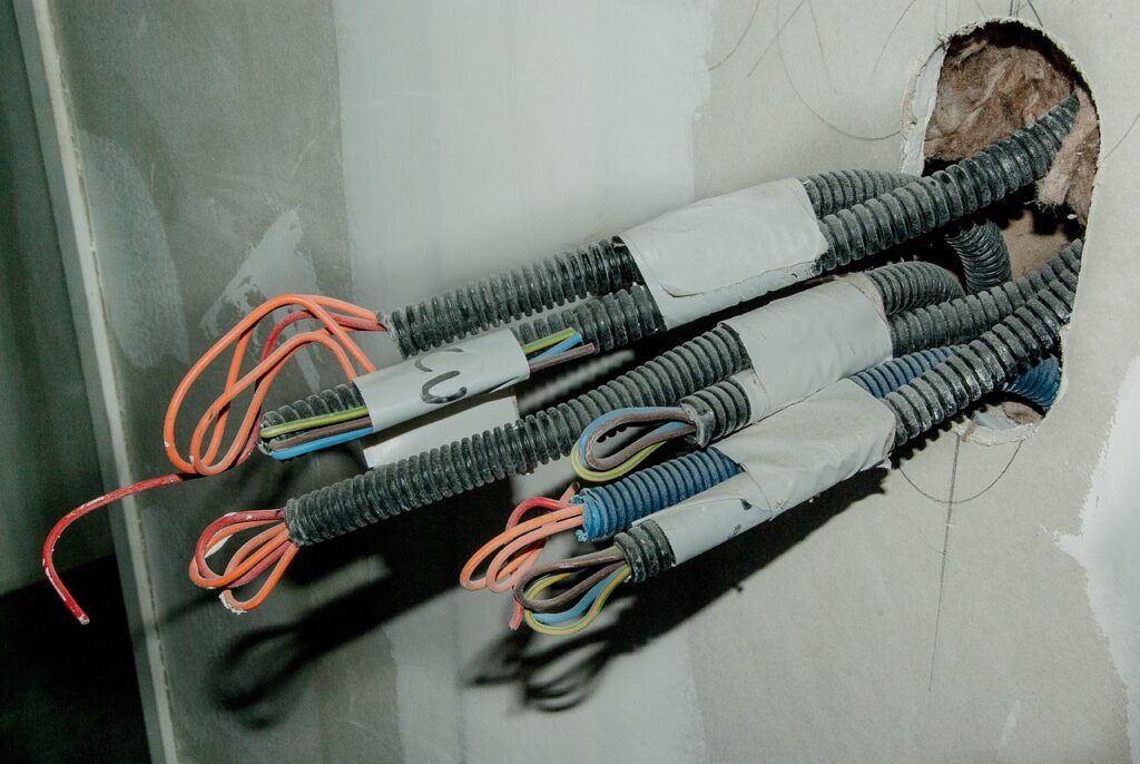 Modulare Kabelkanalsysteme: Flexible Lösungen für moderne Elektroinstallationen – Wie sie Effizienz und Wartungsfreundlichkeit verbessern