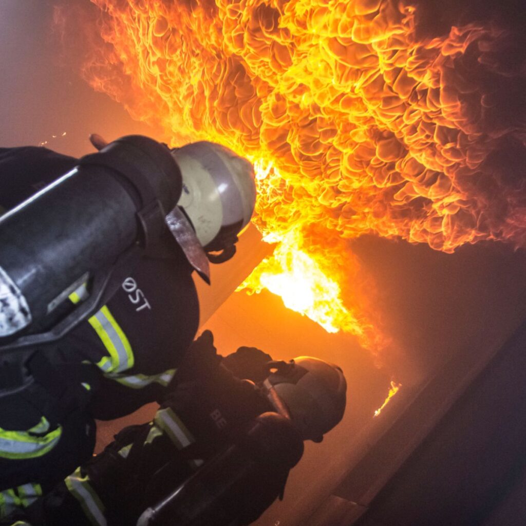 Interne Brandschutzschulung vs. externer Anbieter: Was Unternehmen wirklich gewinnen