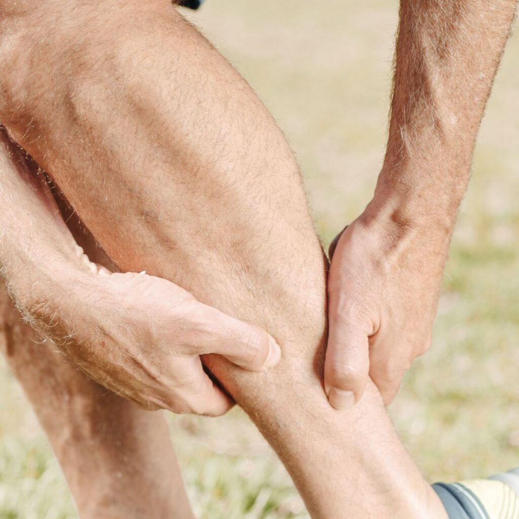 Fersenschmerzen am Morgen: Plantarfasziitis oder Fersensporn – worin liegt der Unterschied?